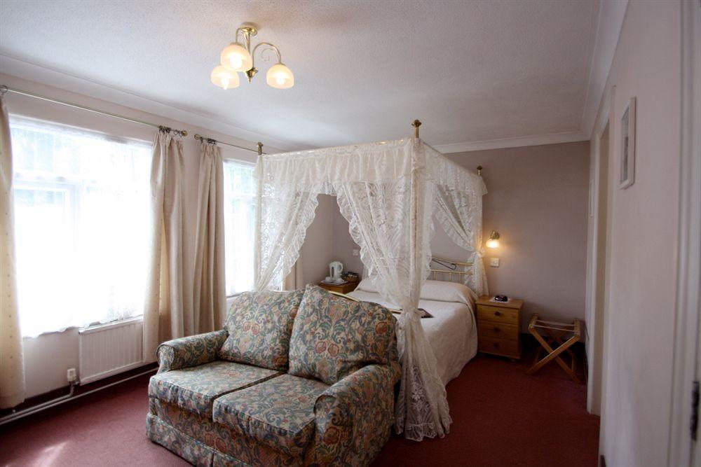 Gatwick Castle B&B ฮอร์เลย์ ภายนอก รูปภาพ