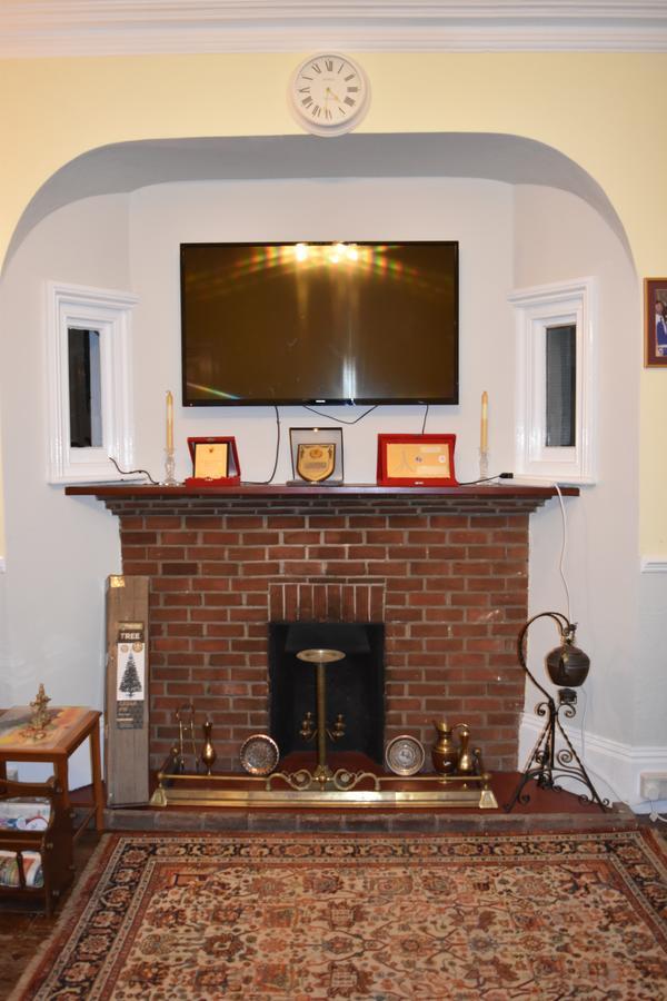 Gatwick Castle B&B ฮอร์เลย์ ภายนอก รูปภาพ
